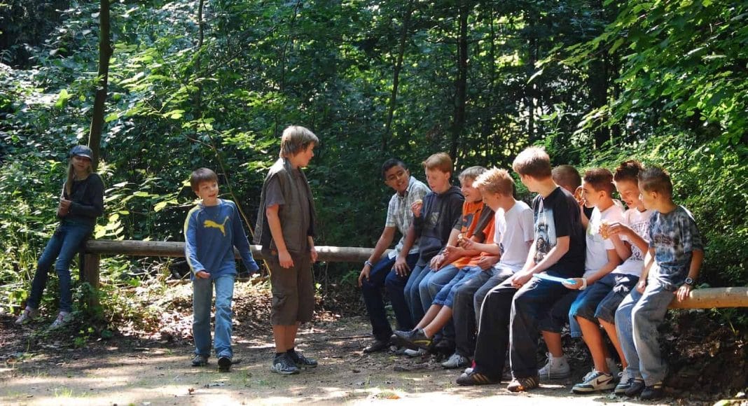 Es gibt viele Natur Camps für Teenager.
