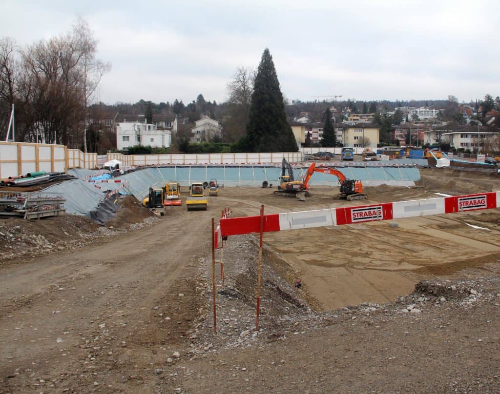 Wiese und Schrebergärten weichen einer Baustelle.