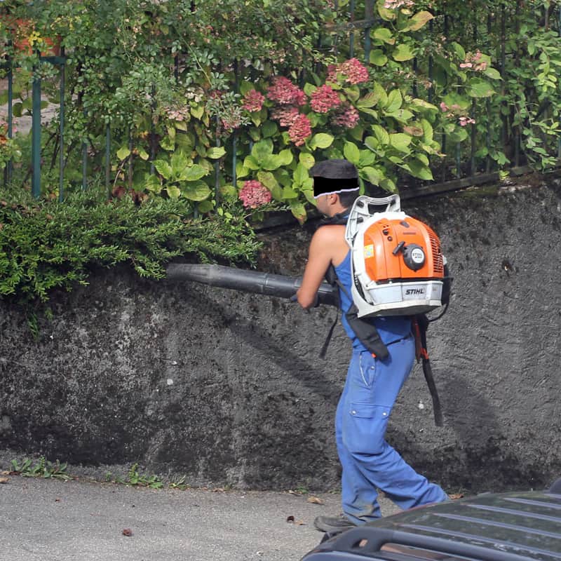 Ein HEckenbläser bei der Arbeit.