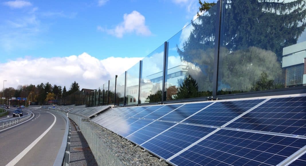 Eine Photovoltaikanlage wurde auf einer Lärmschutzwand installiert und liefert Solarstrom.