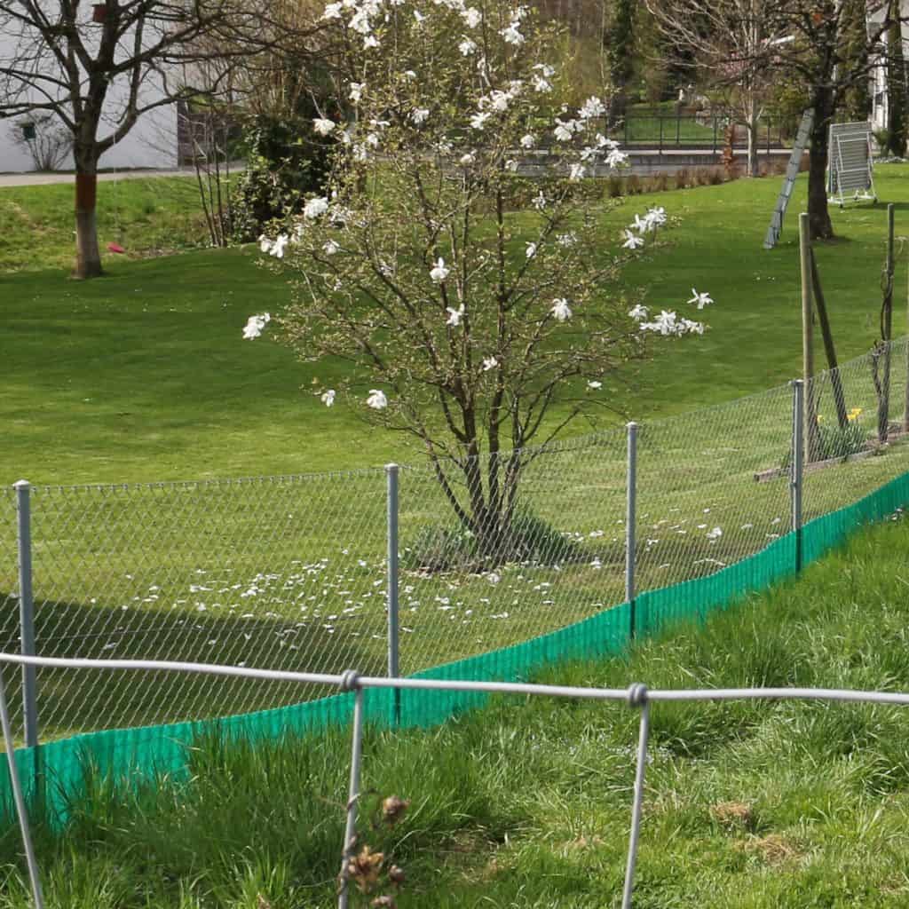 Solche Absperrungen halten die Igel auf.