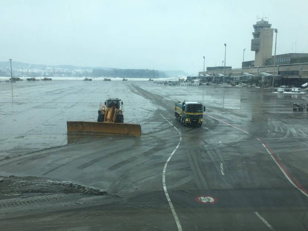 Flughafen wird gesalzen und Calcium-Magnesium-Acetat.