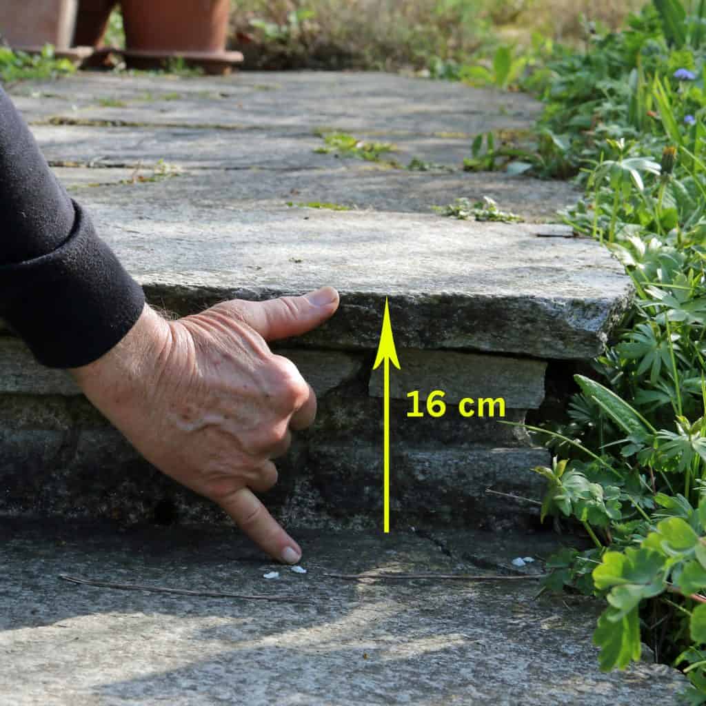 Auch diese Steinstufe ist ein zu hohes Hinderniss für einen Igel.