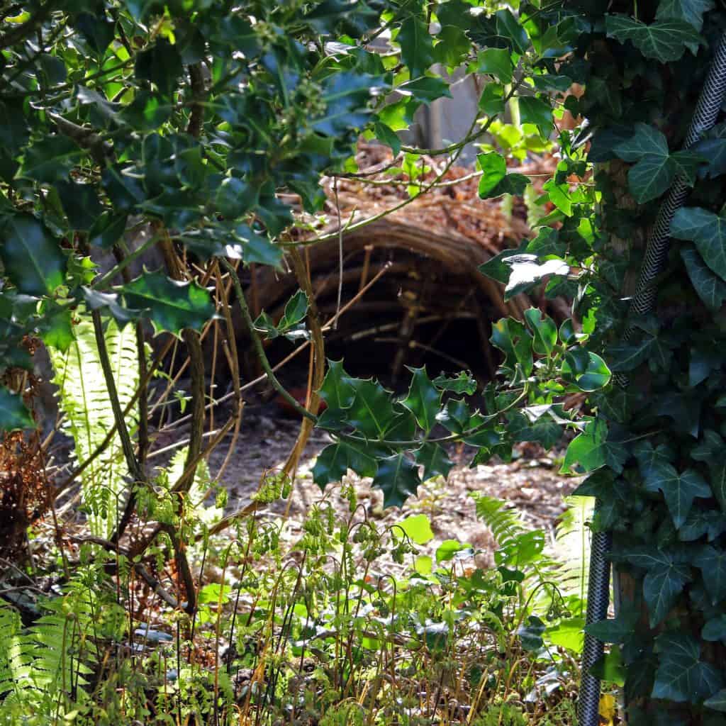 Im Garten versteckt: Ein Igelhaus aus Ästen.