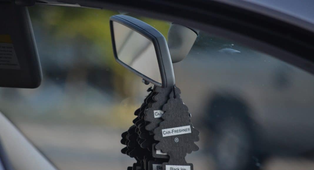 Die Lufterfrischer, die wir in die Autos hängen, schaden der Umwelt.