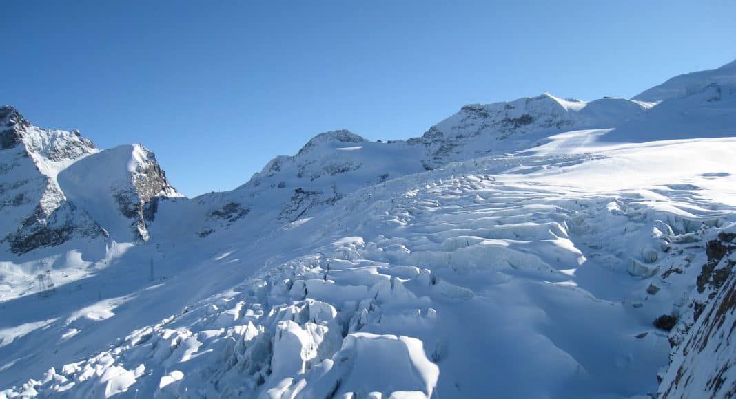 Der Gletscher läuft mit seinen Spalten langsam aus.