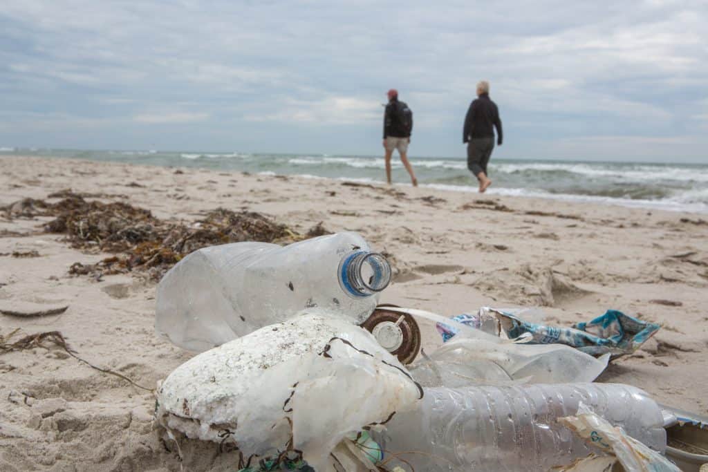 Viel Müll liegt am Strand.