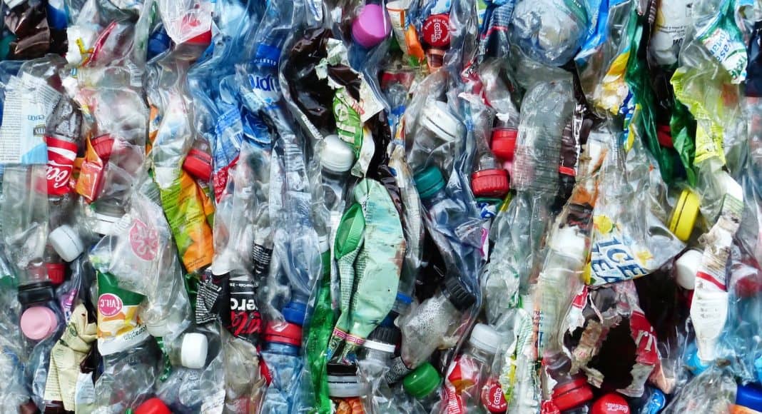 Alles voll von PET-Flaschen, bei denen es wichtig ist zu recyclen.