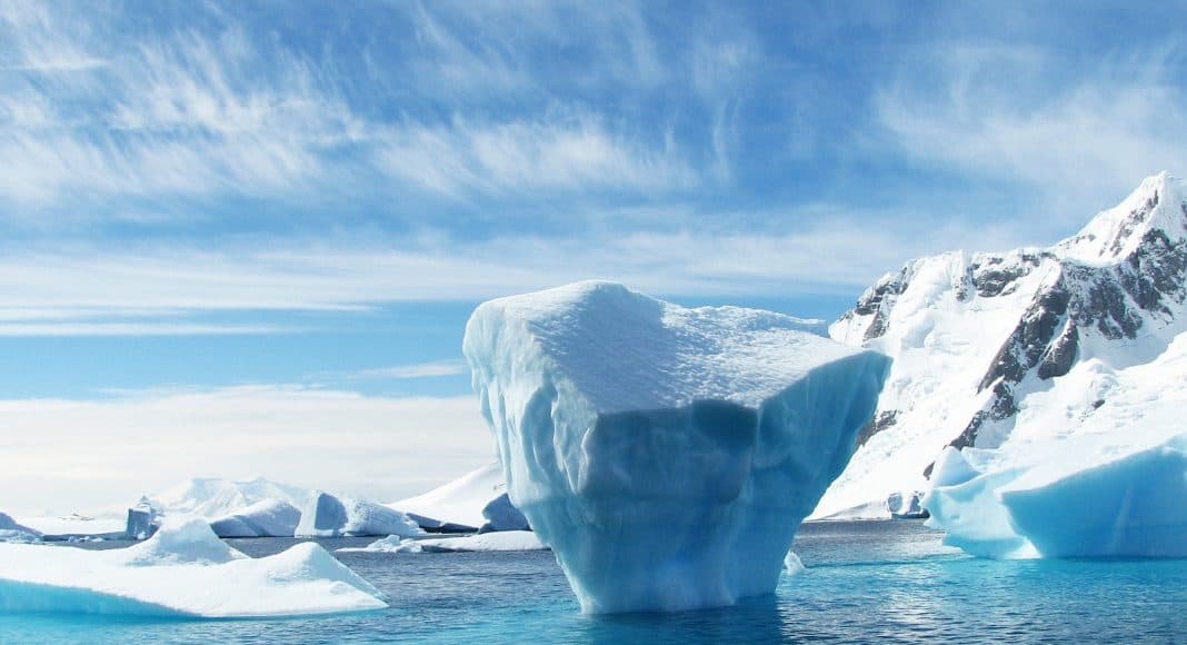 Auf dem Meer schwimmt noch etwas arktisches Eis..