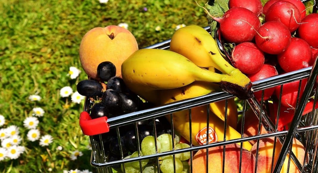 Die SchweizerInnen wollen den Konsum einschränken, beispielsweise nur regionale Frücht kaufen.