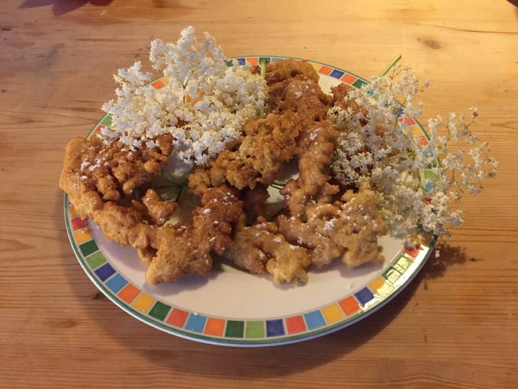 Fertig ist der Snack: Holunderblüten im Teig.