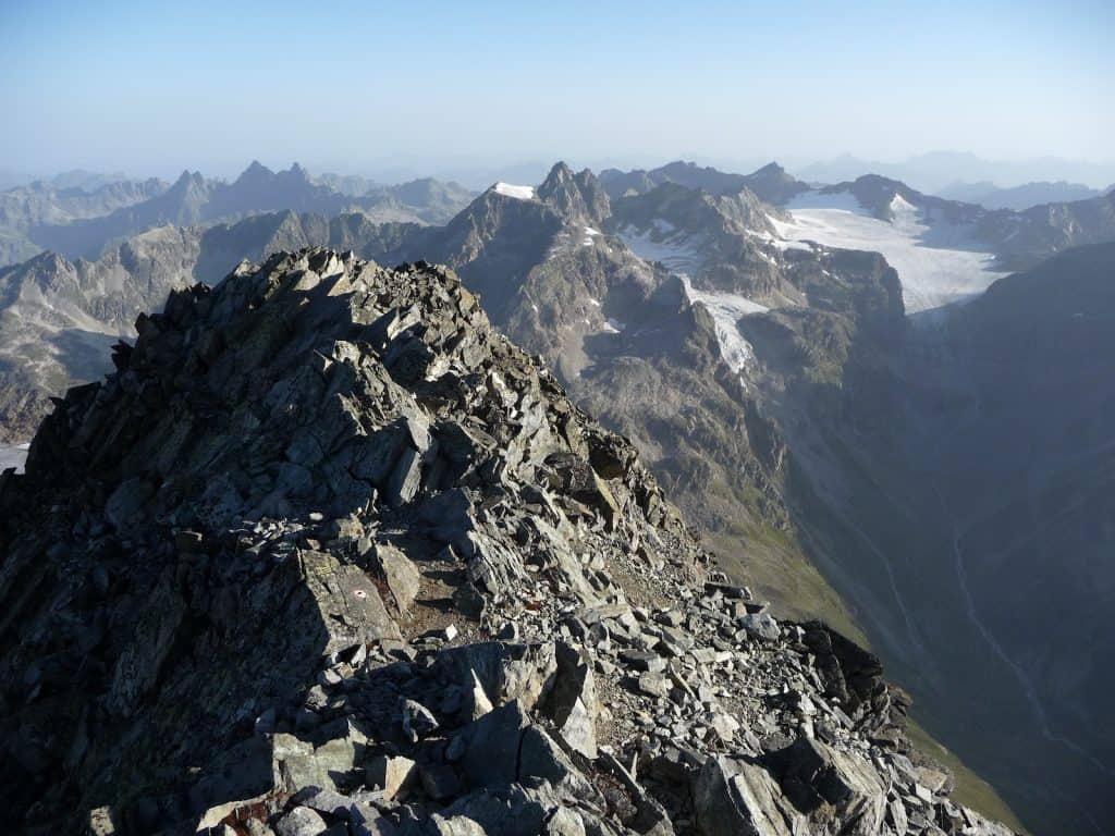 Der Klimawandel macht es den Pflanzenarten in der Höhe, hier der Gipfel Piz Linard, zu schaffen.