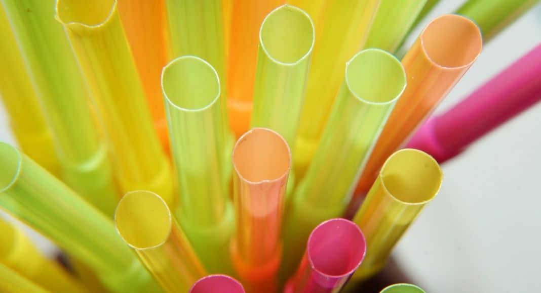 Strohalme als typisches Plastik Wegwerfprodukt