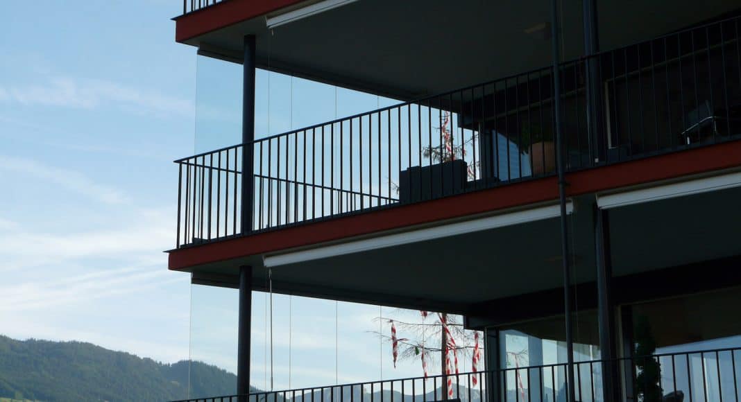 Für Vögel eine grosse Gefahr: Fenster oder transparenter Windschutz.