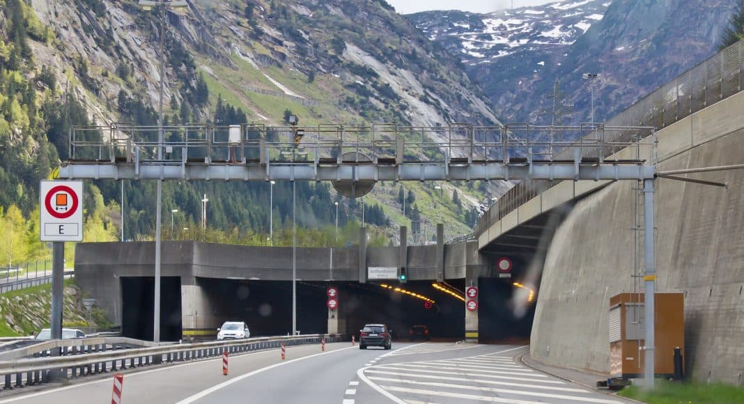 Blick auf die Einfahrt in den Gotthard Strassentunnel.