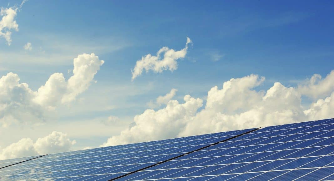 Photovoltaik vor blauem Himmel.