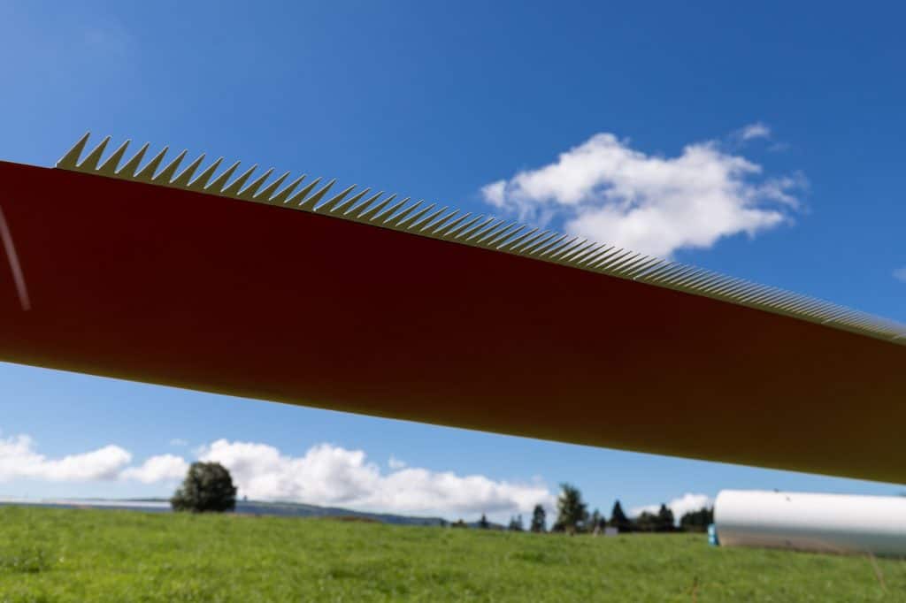 Für erneuerbare Energie wird diese Windkraftanlage neu aufgerpstet, damit sie leiser sind.