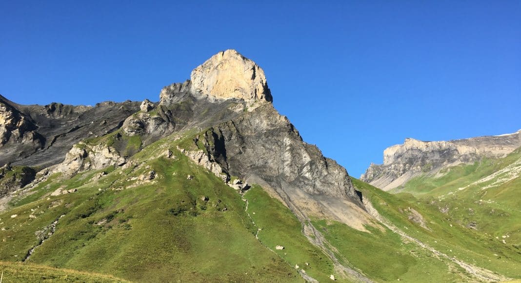 Rotstockhütte mit Bergen im Hintergrund.
