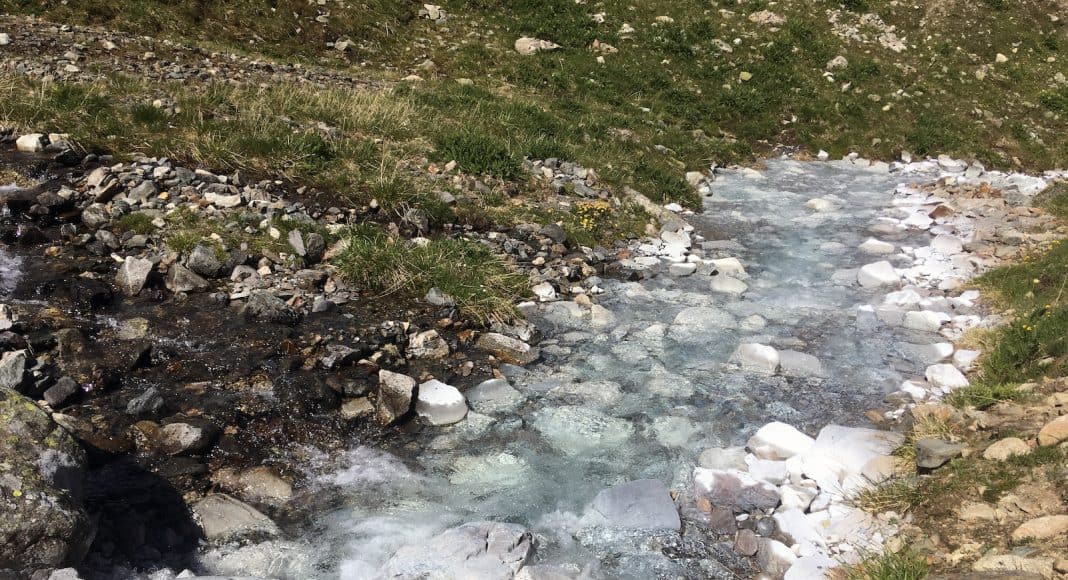 Der Bergbach in den Alpen scheint weiss zu sein.