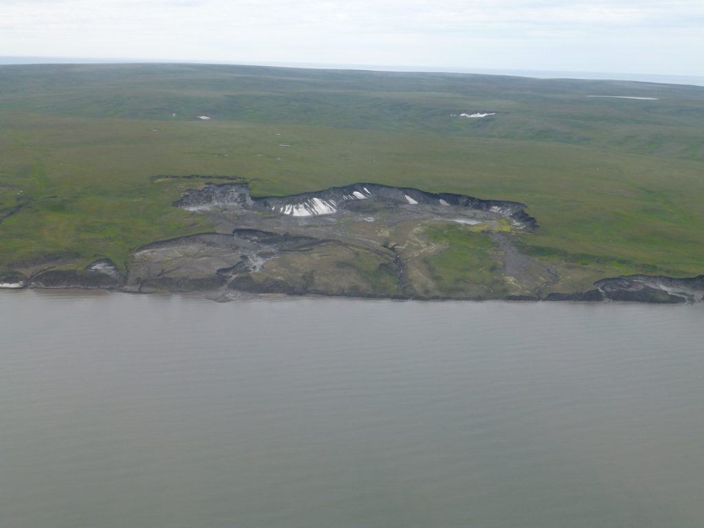 Eine Luftaufnahme von Herschel Island zeigt eine grossflächige Erosion von Boden durch Permafrost-Schmelze.