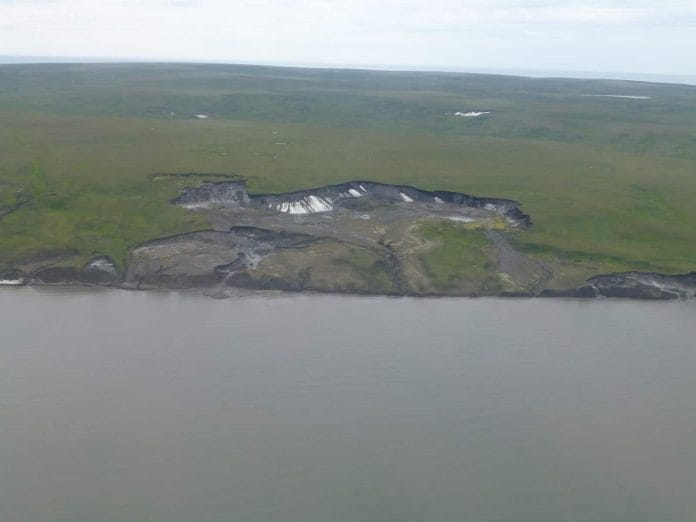 Eine Luftaufnahme von Herschel Island zeigt eine grossflächige Erosion von Boden durch Permafrost-Schmelze.