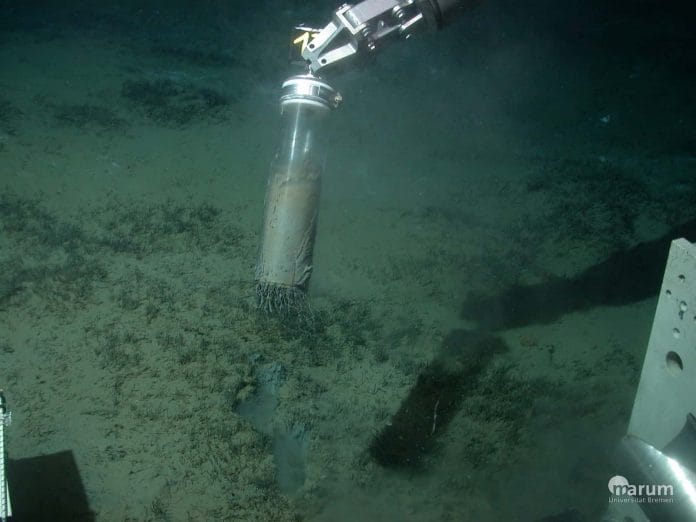 Roboterarm im Meer entnimmt eine Sedimentprobe.