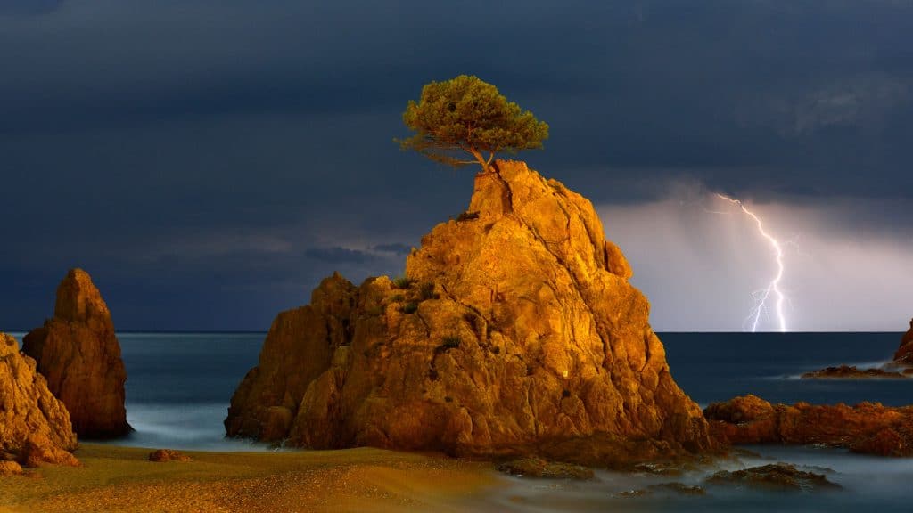 Bild des Fotowettbewerbs mit Blitz am Horizont.