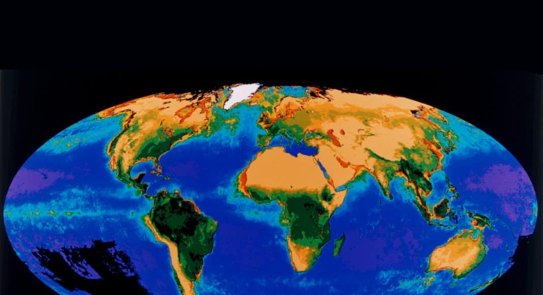 Erde aus dem All zeigt die weltweit verteilte Biomassen-Verteilung an.