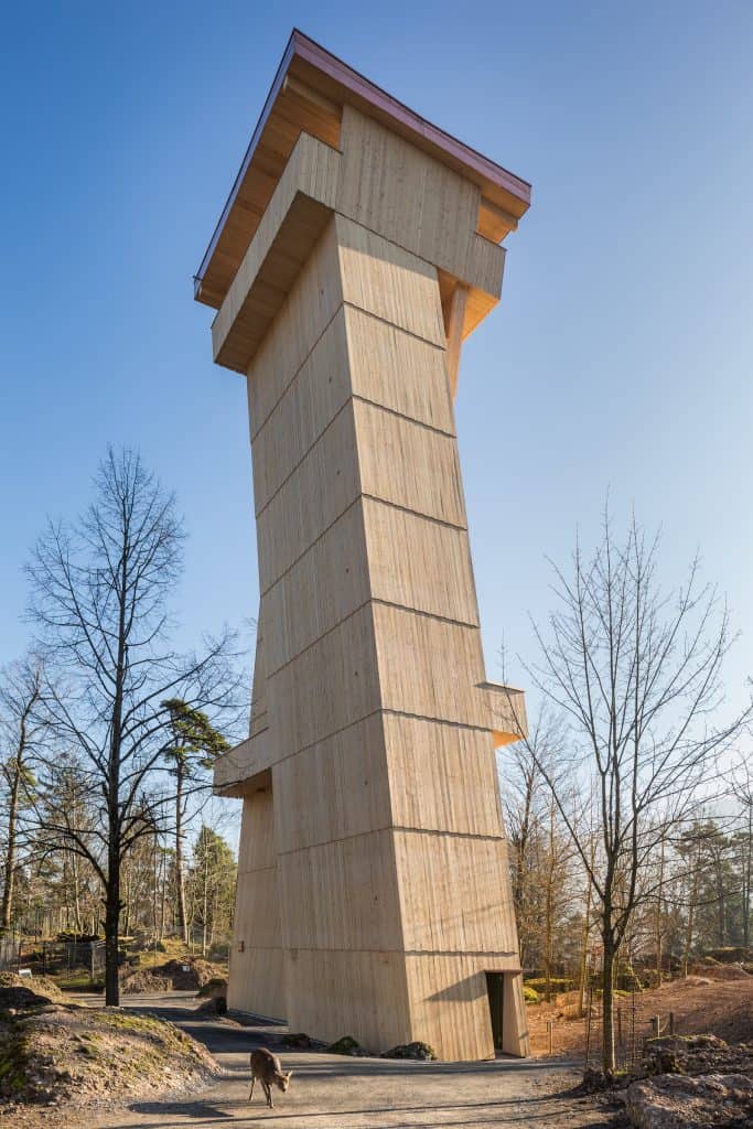 Der Turm aus Holz ragt im Tierpark Goldau in die Höhe.