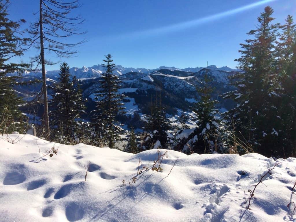 Schnee, Berge im Hintergrund