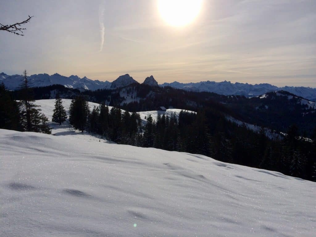 verschneite Landschaft mit Mythen