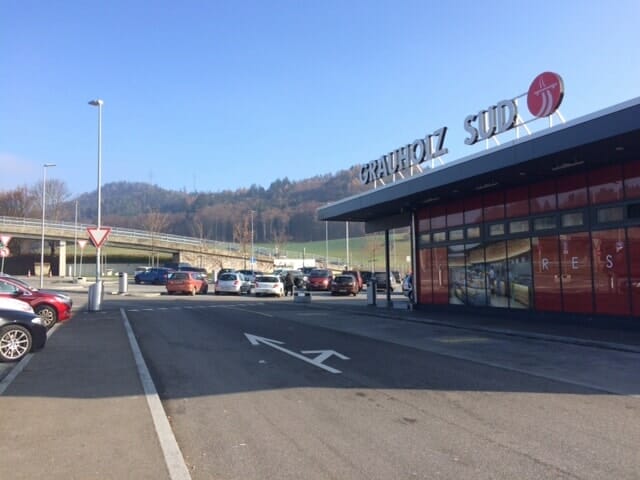 Autostopp Abenteuer, hier ein Zwischenstopp auf einer Raststätte.