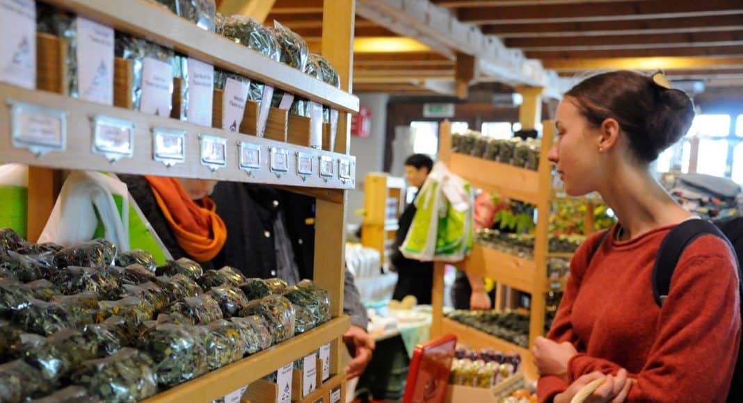 Frauen kaufen eher Bio als Männer.