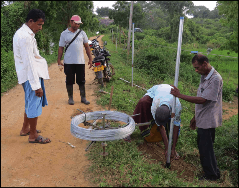 Der neuartige Zaun soll die Felder vor den Elefanten schützen.