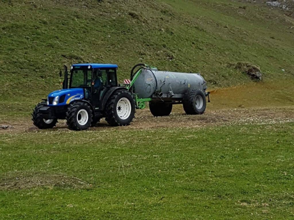 Ein Traktor am güllen.