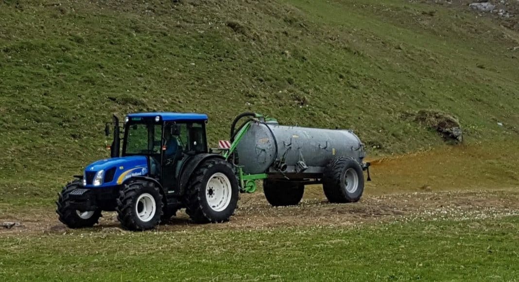 Ein Traktor am güllen.