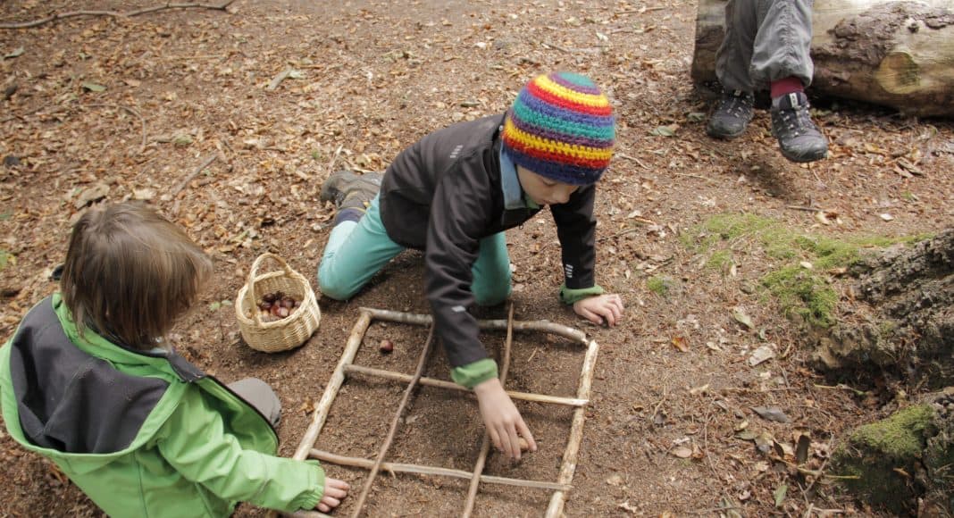 Die Kinder spielen Sudoku im Wald