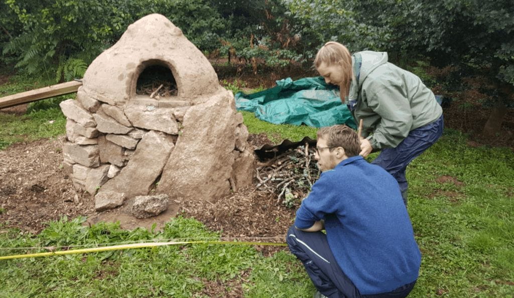 Während des wwoofing-Einsatzes einen Lehmofen bauen.