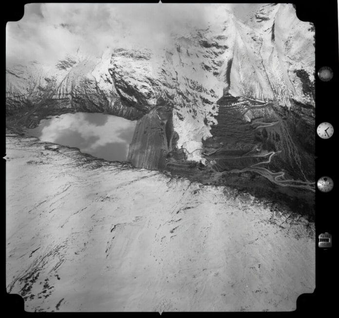 Luftbild des Staudammbaus Mattmark mit Gletschersturz