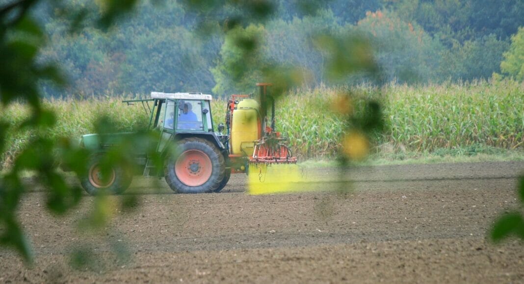 Traktor bringt Pestizid aus