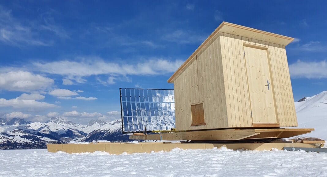 Solarsauna vor Bergpanorama