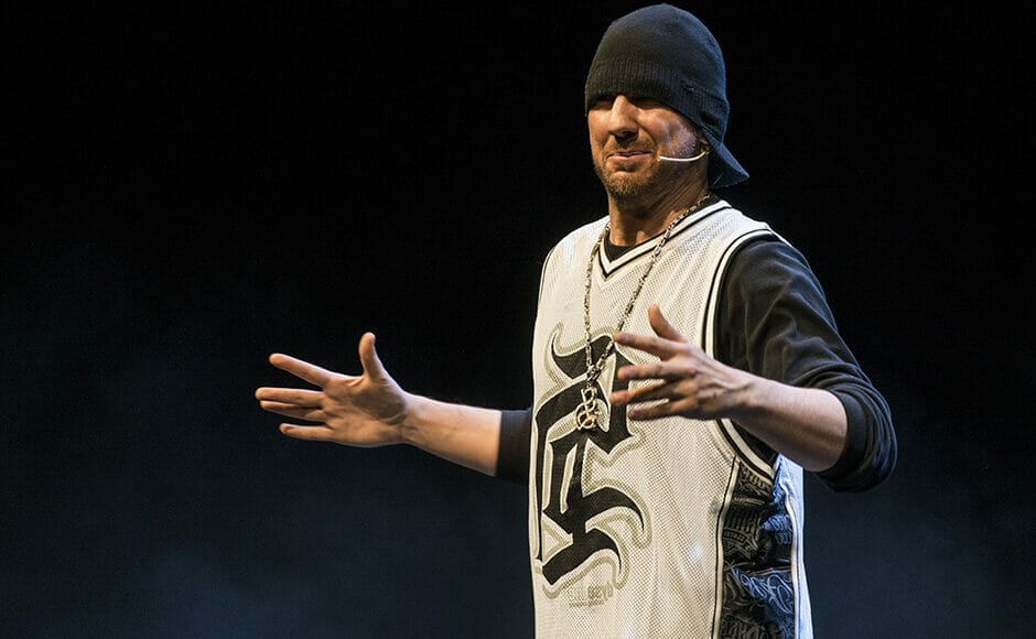 Manu Burkart als Rapper