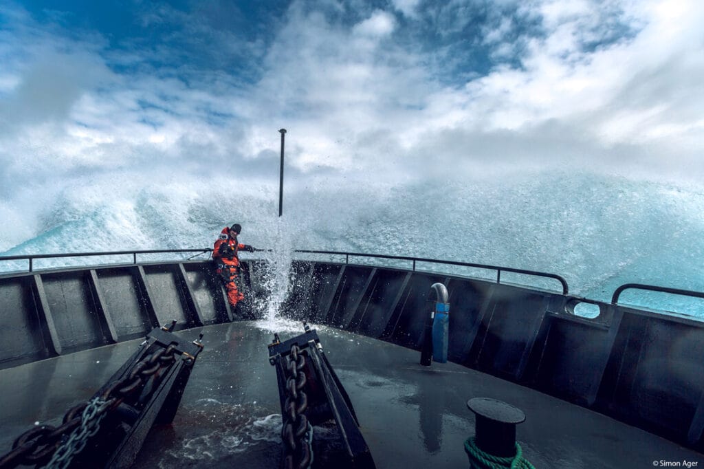 Schiffsbug vor Wellen