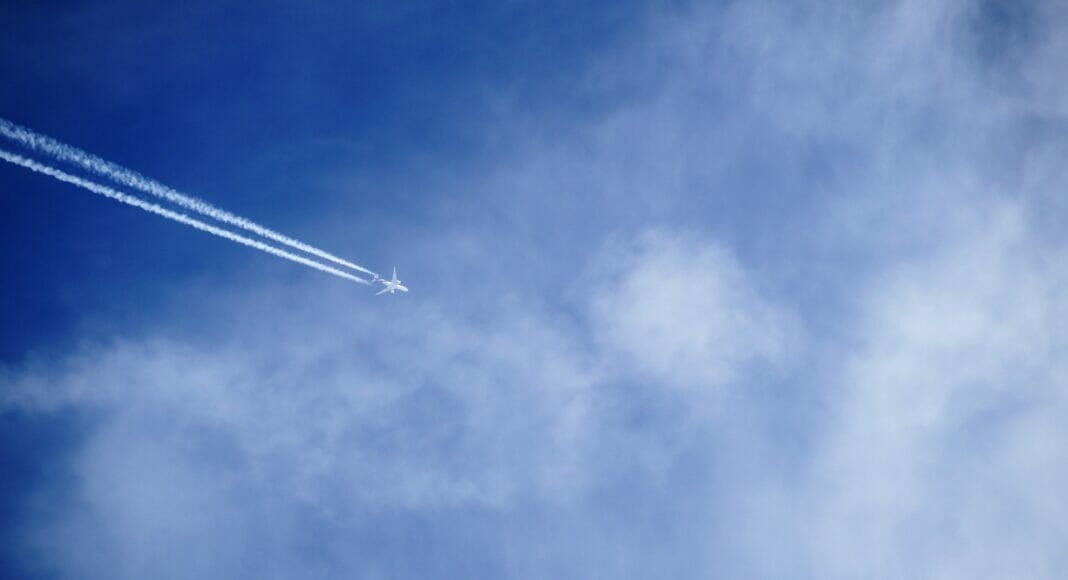 Flugzeug am Himmel