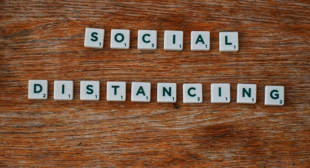 Scrabble Buchstaben bilden die Wörter «Social Distancing»