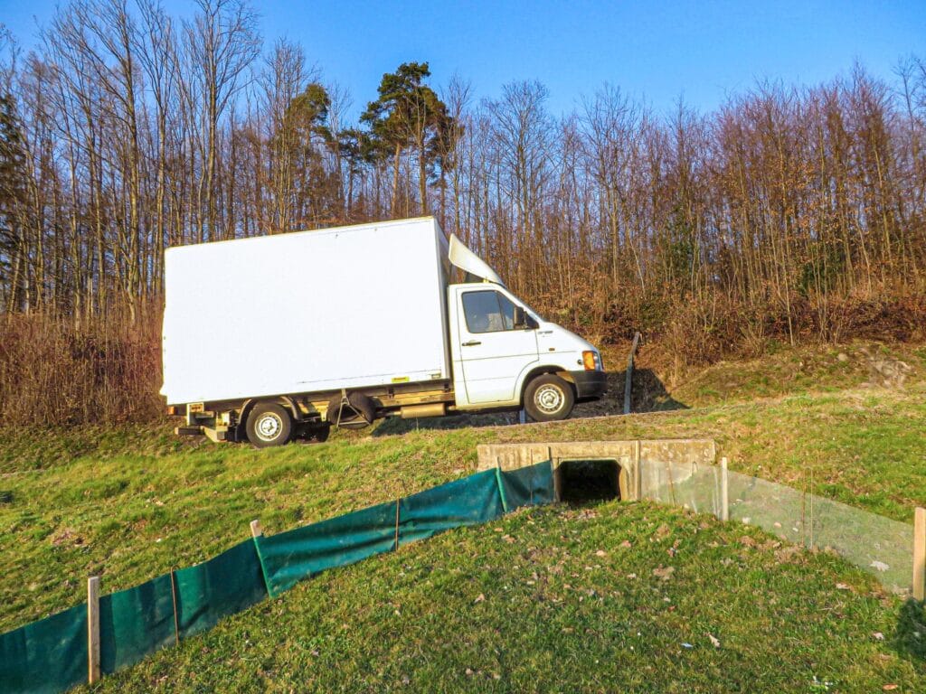 Zäune führen zu einem Amphibientunnel