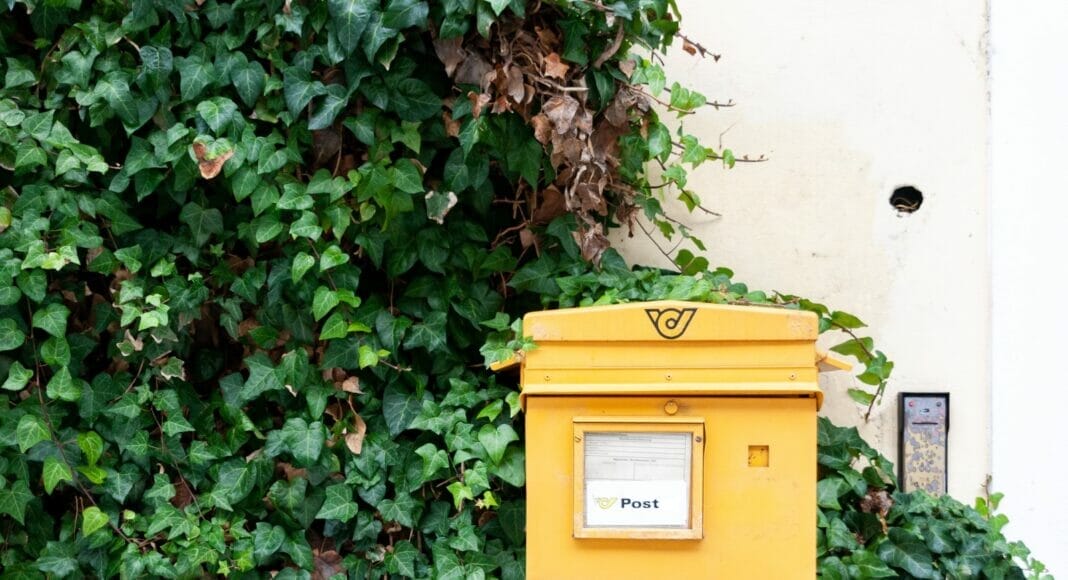 Ein gelber Briefkasten