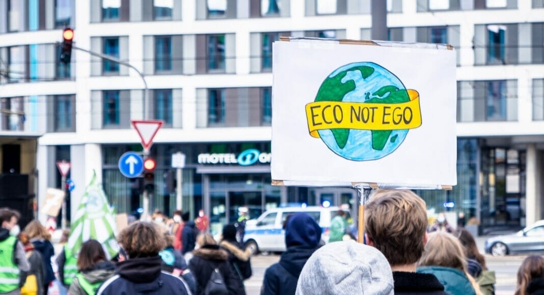 Ein «ECO NOT EGO»-Schild an einer Klima Demo