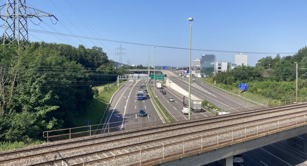 Eisenbahn und Autobahn