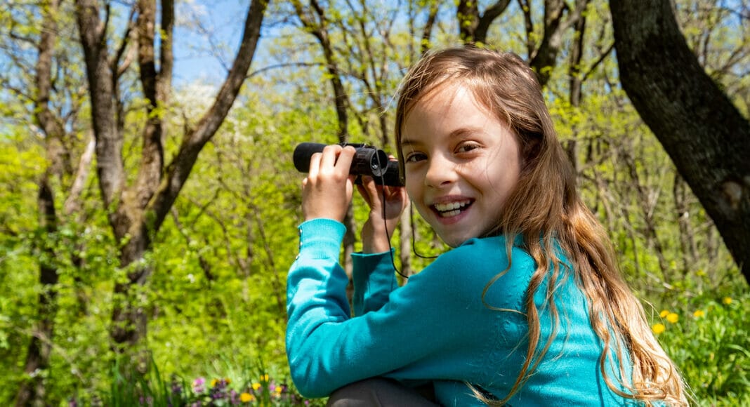 Vögel beobachtendes Kind
